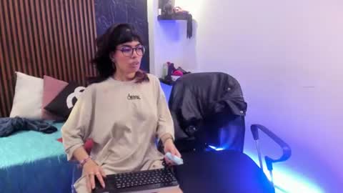 pretty_honey22 online show from June 15, 4:48 am