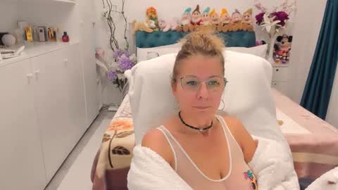 Snapshot of prettyblackeyes chatting on October 9, 7:03 am wilma online show from October 9, 7:03 am