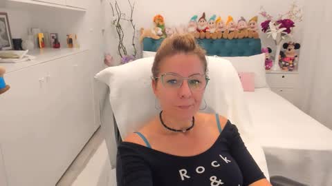 Snapshot of prettyblackeyes chatting on September 30, 6:24 am wilma online show from September 30, 6:24 am