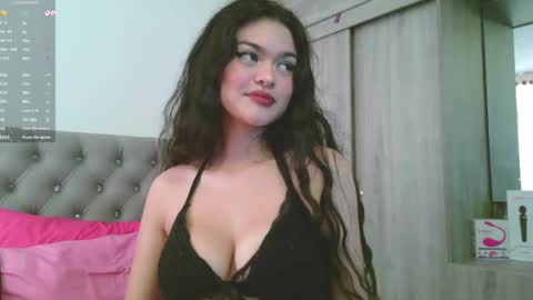 Snapshot of prettyemma_ chatting on February 9, 5:01 pm Emma online show from February 9, 5:01 pm