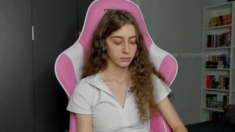 Snapshot of prettysomething chatting on September 18, 6:39 am Sophie next stream will be at Monday i will wait you guys online show from September 18, 6:39 am
