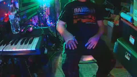 punkrunr083 online show from April 28, 8:51 am