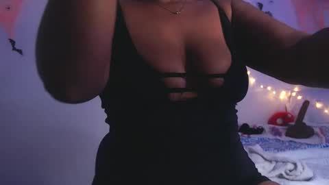 Snapshot of queenalya_ chatting on October 24, 12:44 am Ahlya online show from October 24, 12:44 am