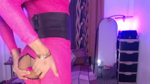 Snapshot of queenvalentinats chatting on March 1, 9:59 pm ValentinaMoone online show from March 1, 9:59 pm