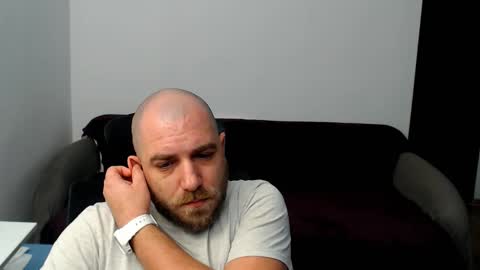 Snapshot of r0bila chatting on October 12, 7:49 pm R0bila online show from October 12, 7:49 pm