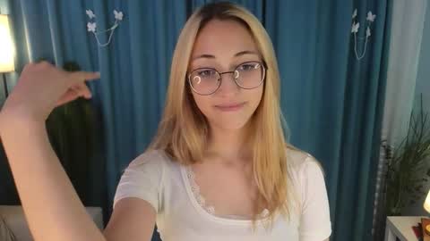Snapshot of radi_rose chatting on September 10, 9:16 pm Karina online show from September 10, 9:16 pm