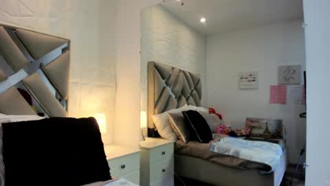 Raquel Moore  online show from March 5, 1:20 pm