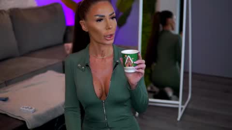 Raquelle online show from December 22, 9:38 am