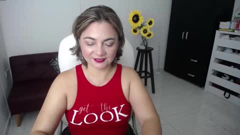 Snapshot of rebeca_milf chatting on February 23, 10:39 am REBECA online show from February 23, 10:39 am