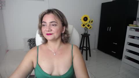 Snapshot of rebeca_milf chatting on February 5, 10:11 pm REBECA online show from February 5, 10:11 pm