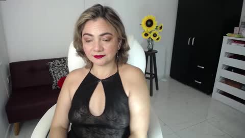 Snapshot of rebeca_milf chatting on February 9, 11:25 am REBECA online show from February 9, 11:25 am