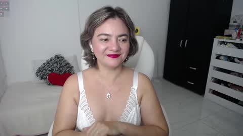 Snapshot of rebeca_milf chatting on March 5, 10:44 am REBECA online show from March 5, 10:44 am