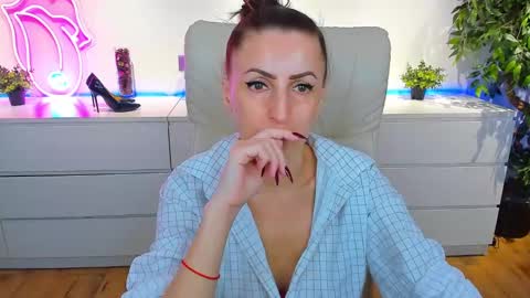 Snapshot of rebecca_diamonds chatting on February 16, 6:10 am rebecca_diamonds online show from February 16, 6:10 am