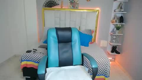 Lunaaaaa online show from April 17, 12:13 am