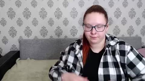 Snapshot of redchloee chatting on October 13, 8:27 am Chloe online show from October 13, 8:27 am
