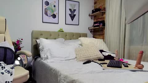 Snapshot of reese_yanella chatting on February 14, 7:02 pm Yanella online show from February 14, 7:02 pm