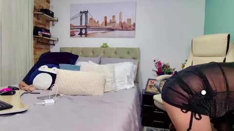 Snapshot of reese_yanella chatting on February 24, 7:09 pm Yanella online show from February 24, 7:09 pm