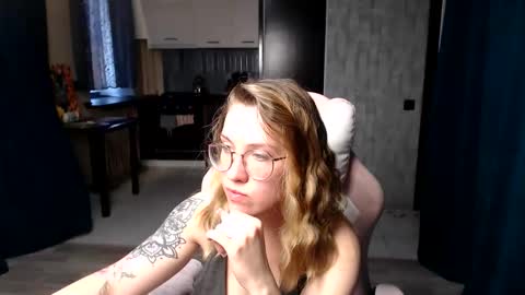 Snapshot of reginasmilee chatting on September 11, 4:47 am Regina online show from September 11, 4:47 am