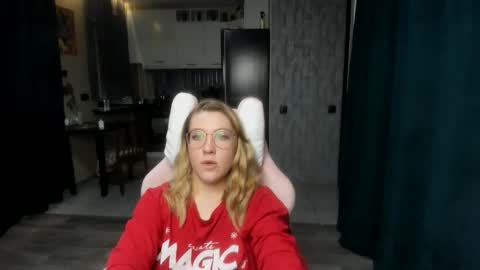 Snapshot of reginasmilee chatting on September 27, 7:17 am Regina online show from September 27, 7:17 am