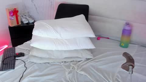 reginavegaa online show from March 26, 11:48 am