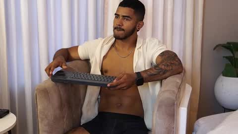 Snapshot of reik_von chatting on October 18, 12:31 pm Reik online show from October 18, 12:31 pm