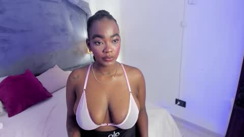 reinamiahh online show from January 14, 3:20 pm