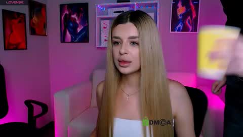 Snapshot of riley_sanders chatting on October 17, 7:18 pm Meow online show from October 17, 7:18 pm