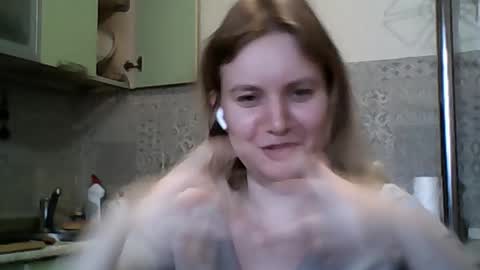 Snapshot of ronihysell chatting on October 11, 8:41 am Kira online show from October 11, 8:41 am