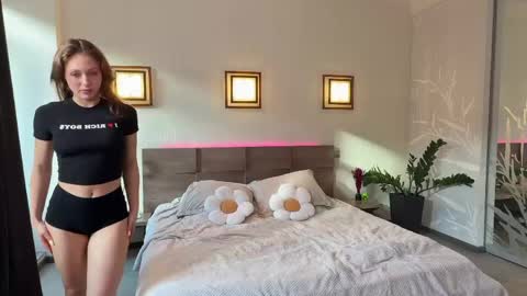 Roselyn  online show from May 5, 3:40 pm