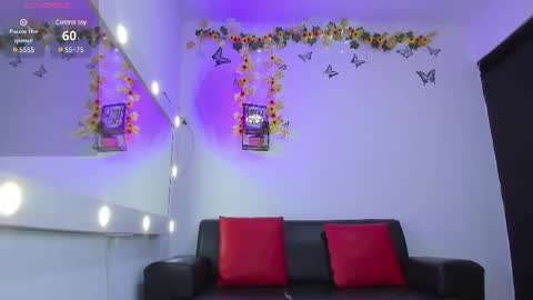 Snapshot of roxanne_jones1 chatting on February 13, 1:19 am roxanne online show from February 13, 1:19 am