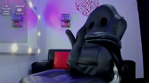 Snapshot of roxanne_jones1 chatting on March 1, 9:26 pm roxanne online show from March 1, 9:26 pm