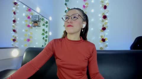 Snapshot of roxanne_jones1 chatting on September 18, 8:02 pm roxanne online show from September 18, 8:02 pm