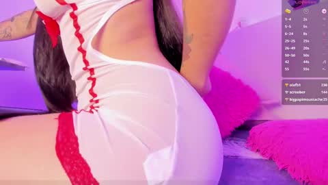 Snapshot of roxannegomez_ chatting on February 22, 5:02 pm Roxanne Gomez online show from February 22, 5:02 pm