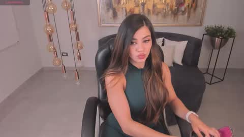 Snapshot of roxannehill_ chatting on October 9, 10:43 am Roxanne Hill online show from October 9, 10:43 am