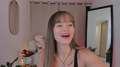 Snapshot of roxie_gates chatting on October 13, 2:24 am R O X I E online show from October 13, 2:24 am