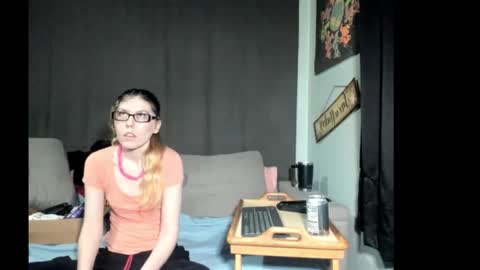 roxihazeleyes online show from March 6, 7:29 am