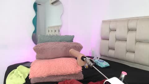 Snapshot of roxy_smith69 chatting on October 4, 11:24 pm Roxy smith69 online show from October 4, 11:24 pm