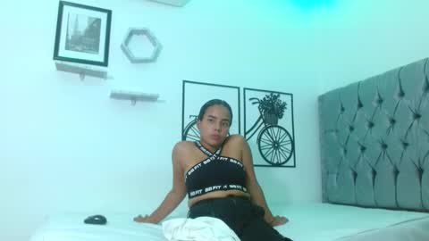 Snapshot of roxy_stone1 chatting on March 1, 1:53 am roxy_stone1 online show from March 1, 1:53 am