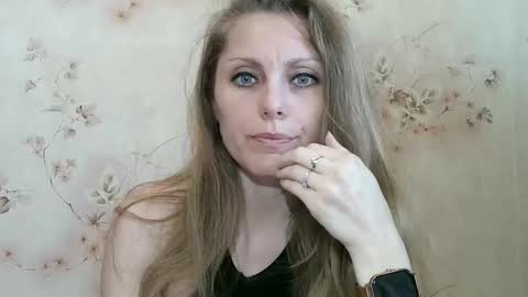 roxyfox18x01 online show from April 17, 7:00 am