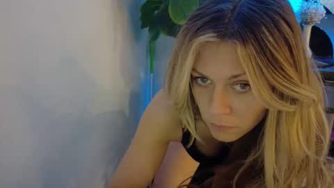 Roxy Nyes online show from May 25, 8:09 am