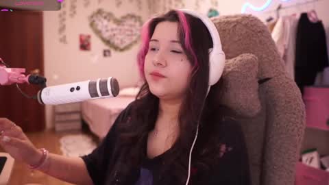 roxysuh online show from April 6, 7:09 am