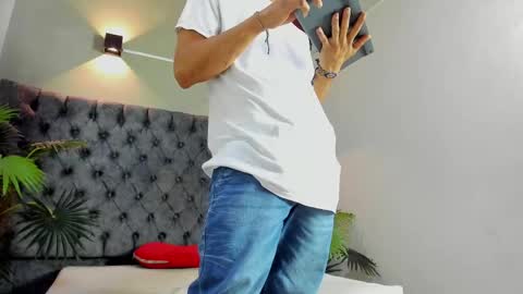 Snapshot of roy_rusell chatting on October 15, 9:15 pm ROY online show from October 15, 9:15 pm