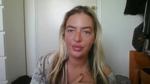 Snapshot of rubyredxxxoxxx chatting on February 2, 9:18 am rubyredxxxoxxx online show from February 2, 9:18 am