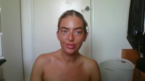 Snapshot of rubyredxxxoxxx chatting on December 6, 9:05 am rubyredxxxoxxx online show from December 6, 9:05 am