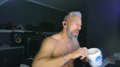 Snapshot of ruffi77 chatting on February 7, 3:34 am Chico que rico Caliente online show from February 7, 3:34 am
