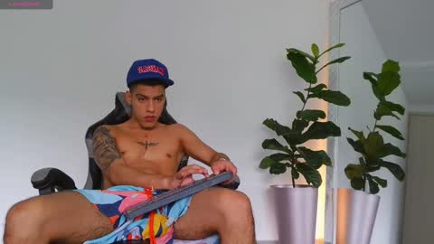  R U S S E L L  online show from November 18, 1:47 pm