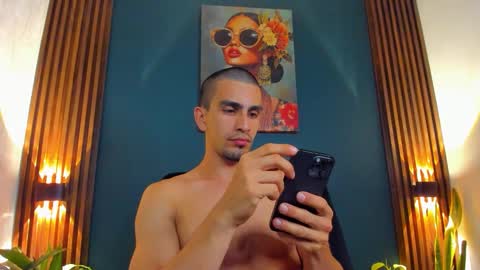 Ryan independent model online show from December 18, 12:50 am