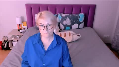 Snapshot of sabrinamacmarren chatting on October 6, 7:31 pm Sabrina MacMarren online show from October 6, 7:31 pm