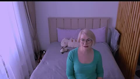 Sabrina MacMarren online show from April 2, 8:10 am