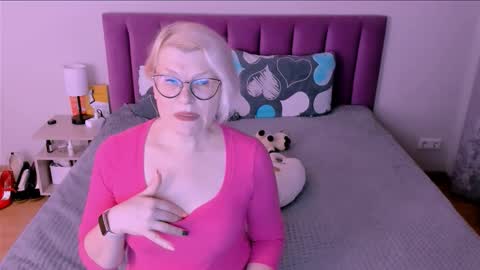 Snapshot of sabrinamacmarren chatting on October 2, 5:12 pm Sabrina MacMarren online show from October 2, 5:12 pm